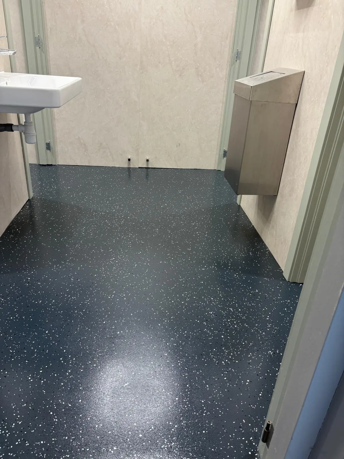 PU Gietvloer met Flakes in Toiletruimtes