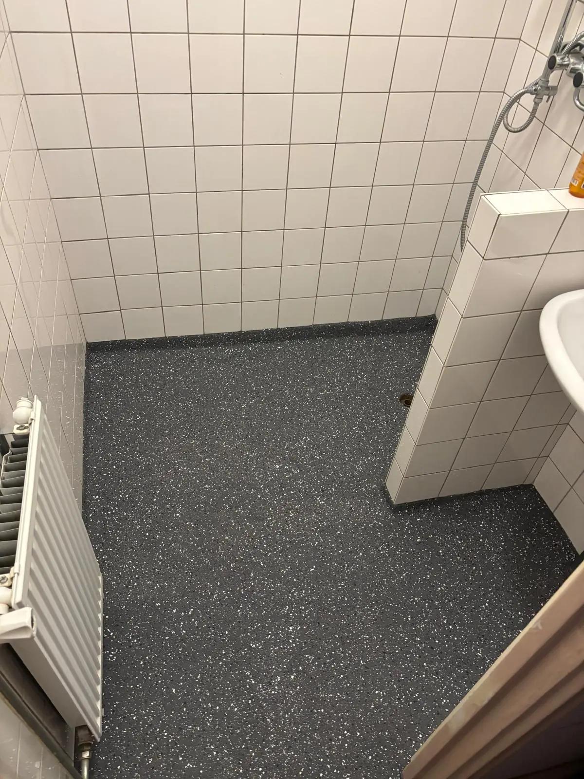 Nieuwe Badkamervloer met Anti-Slip Flake Vloer